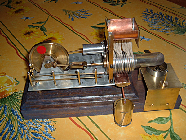 Reconstitution d'un moteur des années 1900